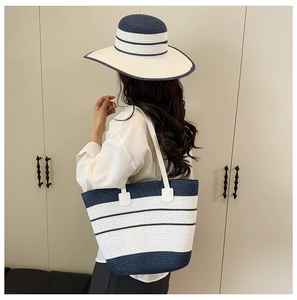 Détail de l'ensemble sac cabas et chapeau en paille à rayures bleues et blanches