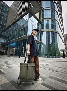 Sac fourre-tout en nylon vert armée avec boucles utilitaires et grandes poches