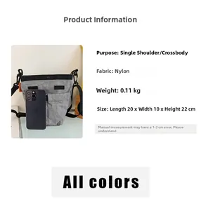 Dimensioni dettagliate della borsa in nylon grigio con iPhone per scala di taglia