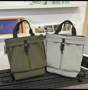 Détail des sacs fourre-tout en nylon vert olive et gris clair dans un cadre de vie