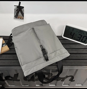 Détail du cabas en nylon gris avec boucle métallique noire et sangles texturées