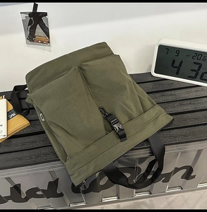 Détail du cabas en nylon vert armée avec poches plaquées et sangle à boucle sécurisée