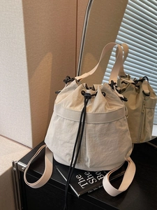 Minimalistische beige emmerrugzak met trekkoord en brede schouderbanden casual stijl