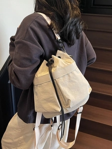Minimalistische beige rugzak van gestructureerd nylon met trekkoord voor dagelijks gebruik
