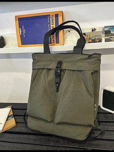Sac fourre-tout polyvalent en nylon vert armée avec bretelles et détail boucle
