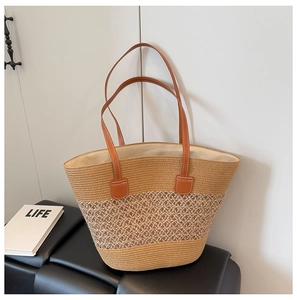 Detalle del bolso de paja tejida con asas de cuero marrón y textura de patrón de diamantes