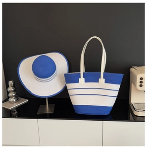 Détail de l'ensemble chapeau de paille et sac fourre-tout à rayures bleu et blanc