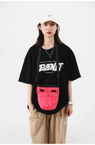 Borsa a tracolla in nylon rosa intenso con doppie tasche frontali indossata dalla modella