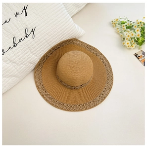 Detalle de sombrero de paja con texturas de rejilla hueca y patrones de tejido circular