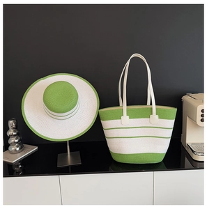 Détail de l'ensemble chapeau de paille rayé vert et blanc avec son sac de plage