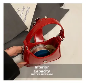 Vue détaillée de la capacité interne du mini sac nœud rouge brillant avec chaîne