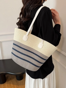 Bolso tote de paja tejida con rayas y asas de cuero para la playa en el verano