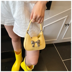 Vue détaillée du mini sac jaune vif avec un nœud en métal argenté et une bandoulière