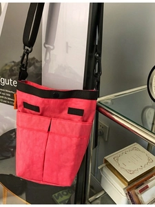 Borsa a tracolla in nylon rosa con due tasche frontali e tracolla nera regolabile per il tempo libero
