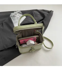 Vue intérieure montrant la grande capacité du sac bowling vert pistache et accessoires