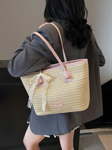 Grand sac cabas en paille tissée avec garniture en cuir rose et noeud en dentelle élégant
