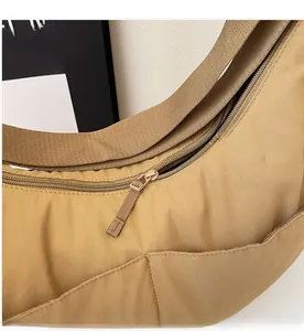 Detailansicht des glatten Reißverschlusses und des khakifarbenen Segeltuchstoffs der Tasche