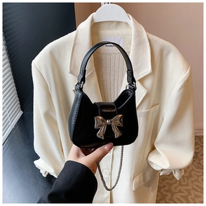 Détail du sac hobo noir montrant la boucle noeud argentée et la fine bandoulière