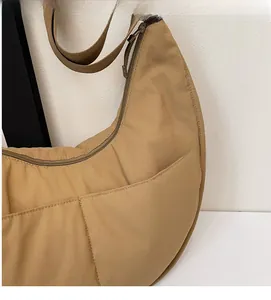 Nahaufnahme der khakifarbene Nylon-Halbmondtasche mit funktionalen Doppel-Reißverschlüssen