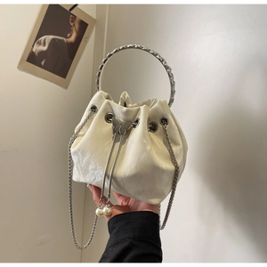 Détail du sac seau blanc avec anse anneau en cristal et breloque papillon perlé