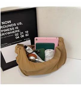 Geräumiger Innenraum der khakifarbenen Segeltuchtasche mit Platz für Tablet und Schirm