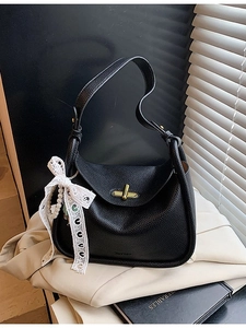 Elegante schwarze Kissen-Handtasche aus genarbtem Leder mit Goldschloss und Perlenbogen