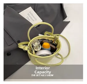 Vue de dessus du sac seau jaune montrant la capacité interne avec cosmétiques et soins
