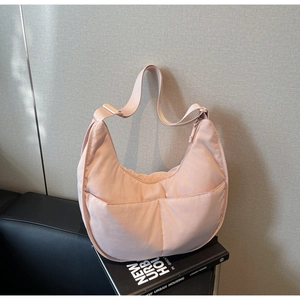 Detail der hellrosa Halbmond-Stofftasche mit Fronttaschen und verstellbarem Gurt