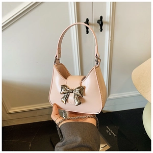 Détail du mini sac à main en cuir PU rose avec nœud argenté et bandoulière chaîne