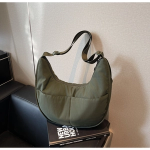 Detail der olivgrünen Nylon-Halbmondtasche mit Vordertaschen und Schultergurt