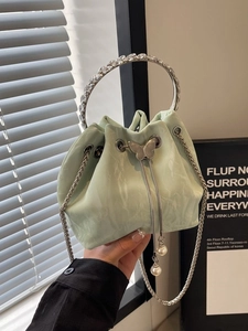 Sac seau vert menthe à cordon avec poignée en cristal et breloques en perles style
