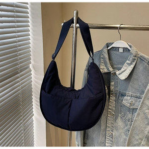 Details der dunkelblauen Halbmondtasche aus Nylon mit praktischen Vordertaschen