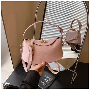 Rosafarbene Halbmond-Handtasche aus Leder mit Narbung und goldenem Metallverschluss