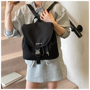 Dettaglio dello zaino in nylon impermeabile con fibbie in metallo e stampa logo Honey cute