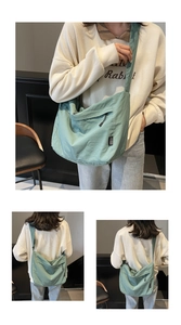 Dettaglio della borsa a tracolla in nylon verde chiaro con tracolla regolabile e logo