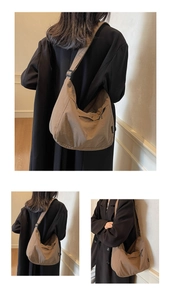 Viste dettagliate della borsa a tracolla a mezzaluna in nylon marrone con cinghia regolabile