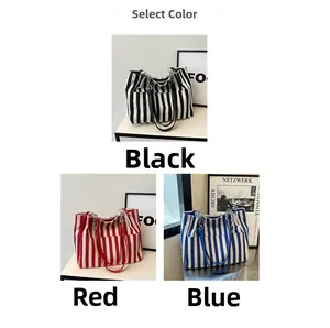 Détails des sacs cabas en toile à rayures disponibles en noir, rouge et bleu marine