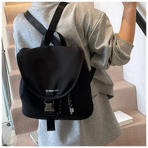 Dettaglio dello zaino in nylon nero con fibbia in argento e logo Honey Cute laterale