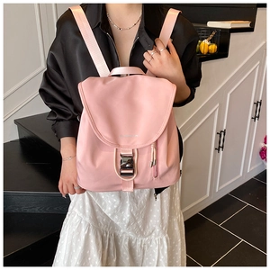 Dettaglio di zaino rosa con fibbia in metallo e stampa Honey Cute su nylon morbido