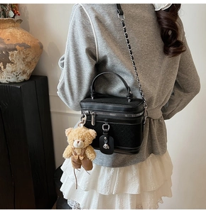 Sac bowling bandoulière avec texture tissée, bandoulière chaîne et breloque ours en peluche