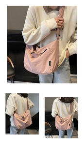 Dettaglio della grande borsa a tracolla rosa a mezzaluna in nylon e tracolla