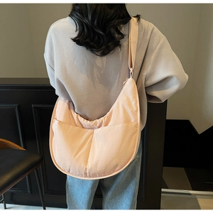 Detail der gesteppten rosa halbmondförmigen Tasche mit breitem Schultergurt