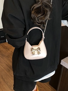 Mini sac à main demi-lune rose clair avec boucle nœud argenté et bandoulière chaîne