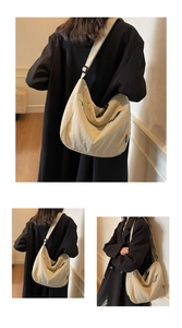 Dettaglio della grande borsa a tracolla in tela beige con tracolla regolabile e forma a mezzaluna