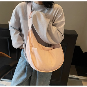 Detail der hellrosa Canvas-Tasche mit breitem Schultergurt und Crossbody-Passform