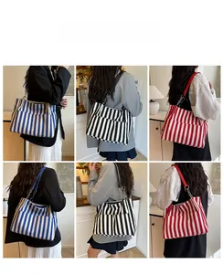 Vues détaillées des sacs cabas en toile rayée bleu, noir et rouge avec bandoulière chaîne