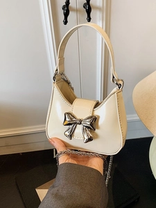 Mini sac à main avec nœud en blanc crème et bandoulière chaîne argentée pour femme