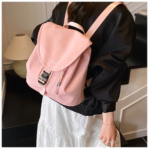 Dettaglio dello zaino rosa in nylon impermeabile con logo Honey cut e chiusura a fibbia
