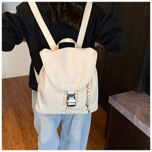 Dettaglio dello zaino da trekking bianco sporco con fibbia nera e logo Honey Cute