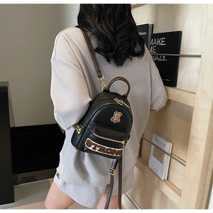 Détail du patch ours et broderie sur sac à dos en cuir PU noir pour femmes
